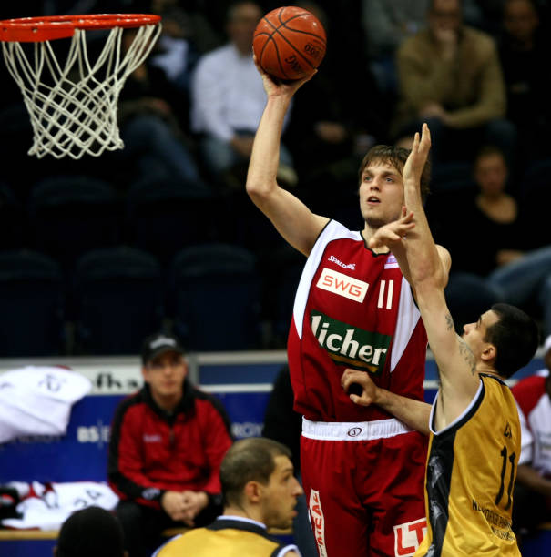 他的一举一 他的一举一